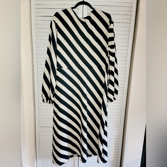 H&M Balloon Sleeved Wrap Dress - Picture 2 of 5
